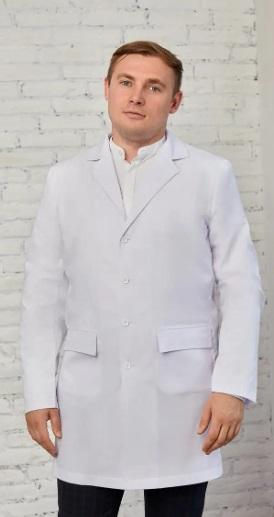 Халат класичного крою з відкладним англійським коміром та лацканами. Рукава прикрашає з ґудзиками.